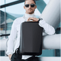Sac à dos rigide anti-choc noir avec coque rigide, poignée supérieure, homme en turtleneck