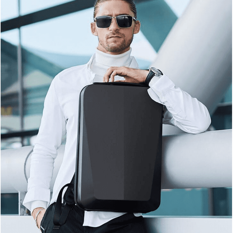 Sac à dos rigide anti-choc noir avec coque rigide, poignée supérieure, homme en turtleneck