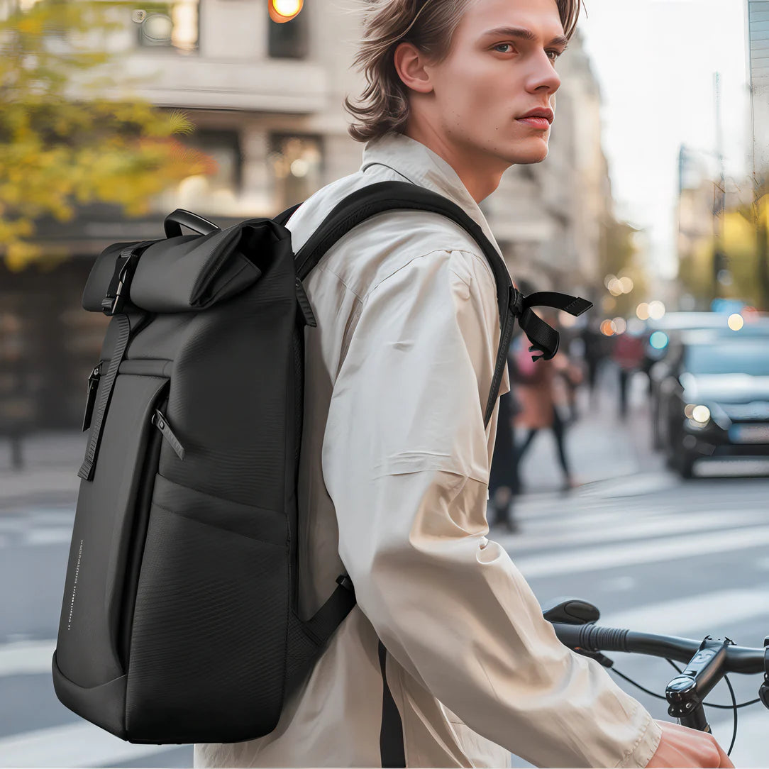 Sac à dos roll top noir avec plusieurs compartiments zippés pour ordinateur dédié