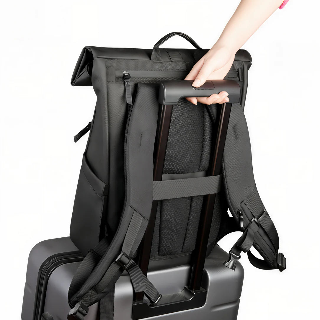 Sac à dos roll top noir avec pass-through pour bagage sur une valise