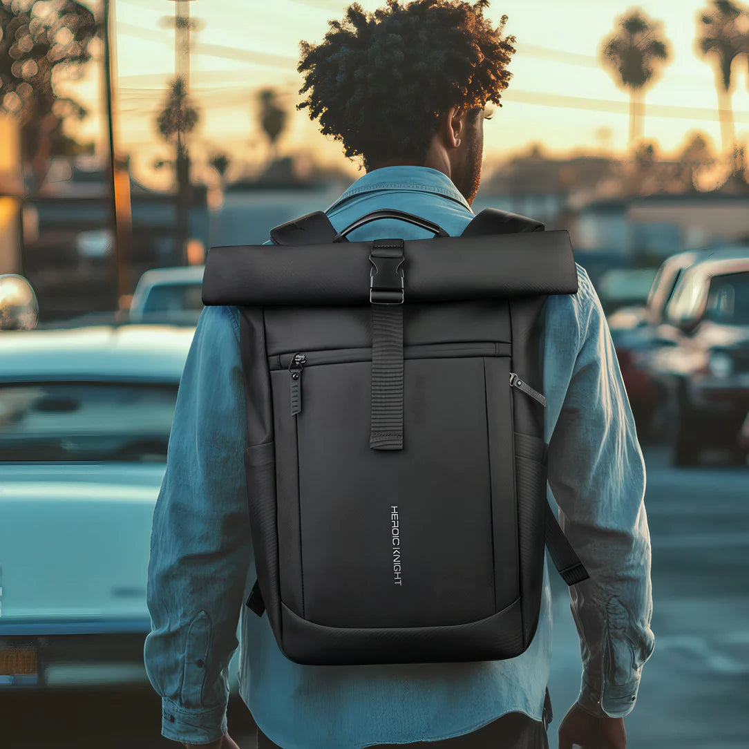 Sac à dos roll top noir avec fermeture à boucle et compartiment PC dédié Knight