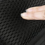 Détail du sac à dos de voyage RZTX avec doigts pressant la maille respirante noire