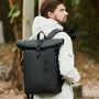 Sac à dos roll top imperméable noir avec bretelles réglables et poche zippée frontale