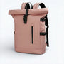 Sac à dos roll-top imperméable rose gold sleek avec sangles et fermetures noires
