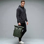 Sac à dos roll-top imperméable vert olive avec sangles et fermetures noires