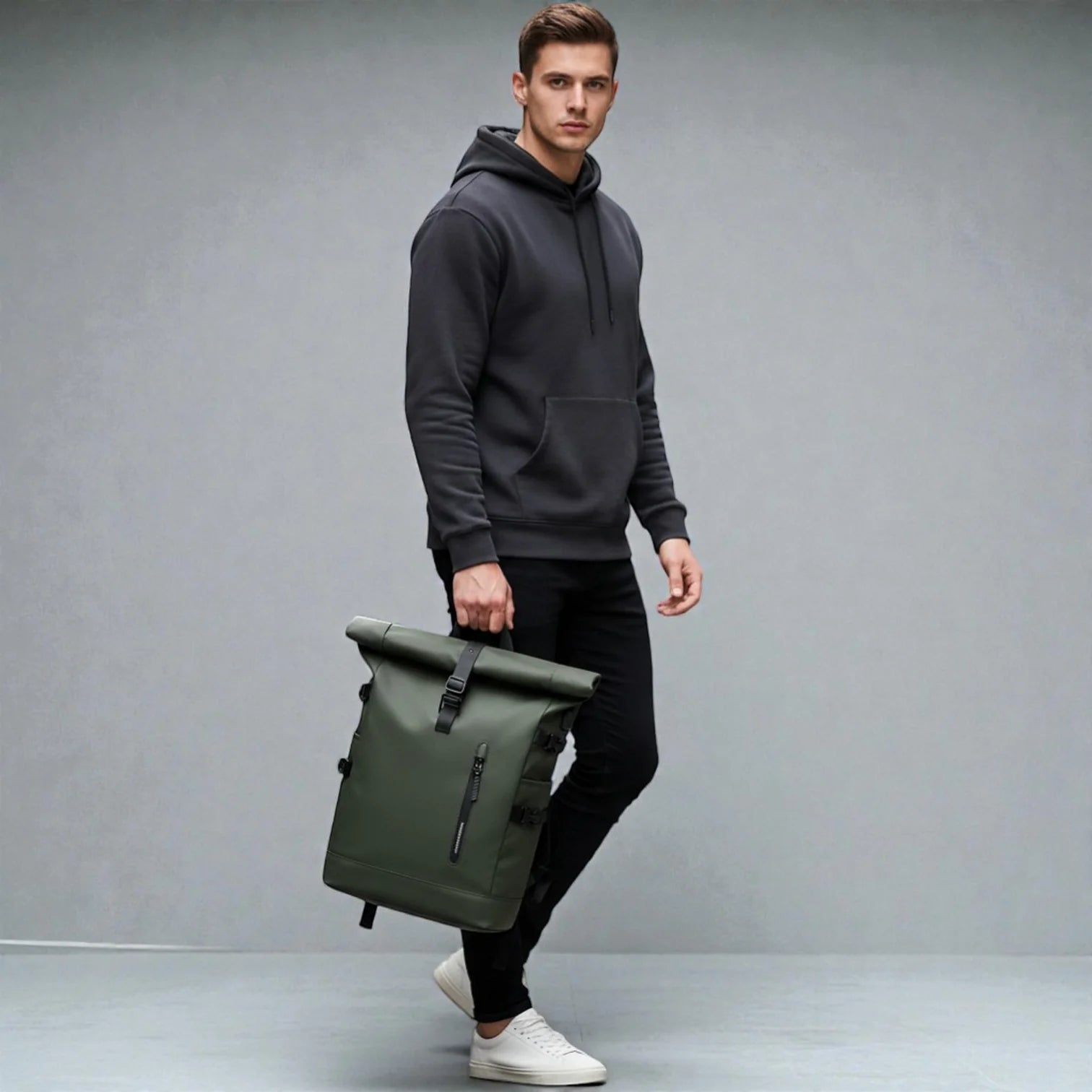 Sac à dos roll-top imperméable vert olive avec sangles et fermetures noires