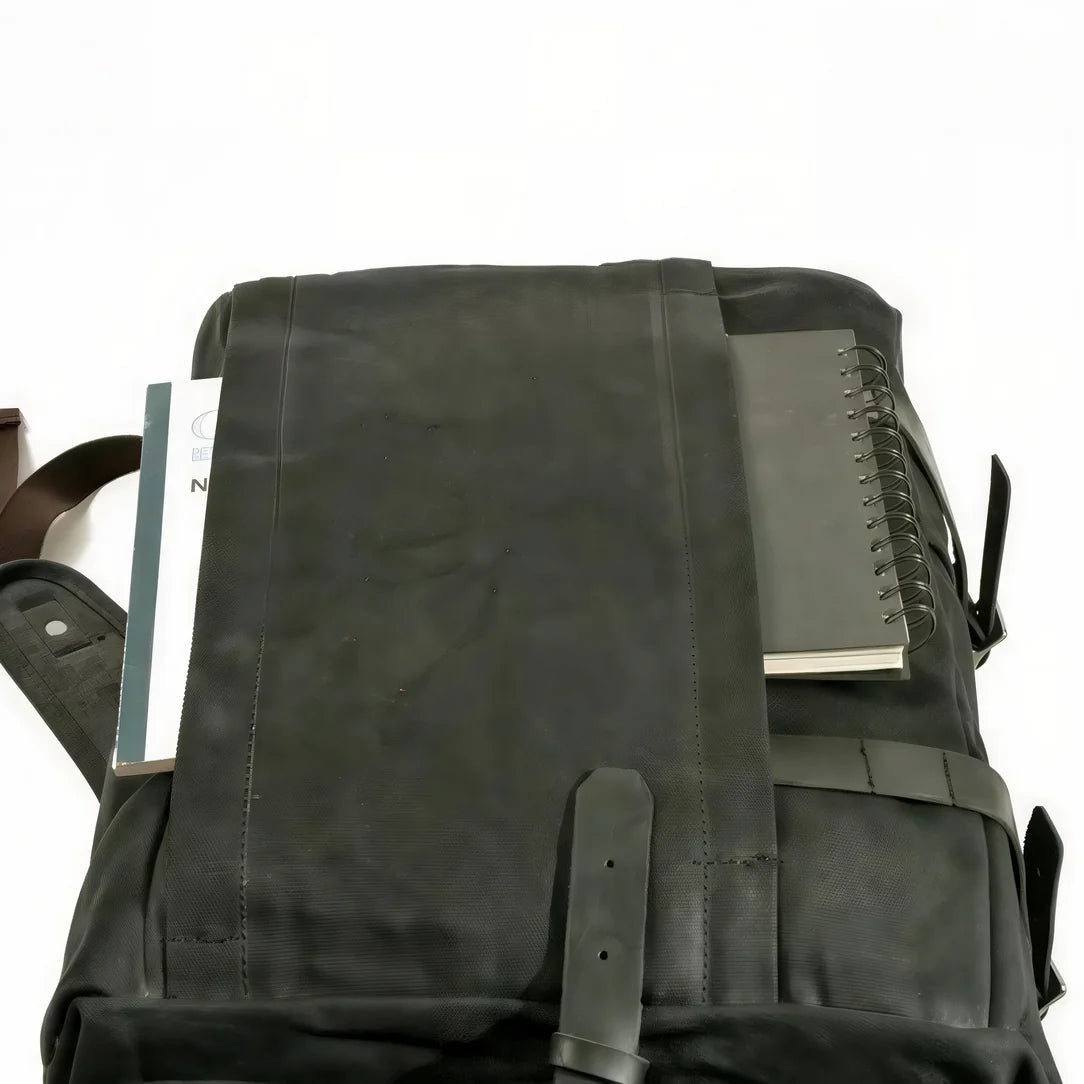 Sac à dos en toile noire Heritage avec rabat, poches extérieures et bretelles ajustables
