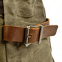 Sangle en cuir marron avec boucle en argent sur un sac à dos Heritage old-school