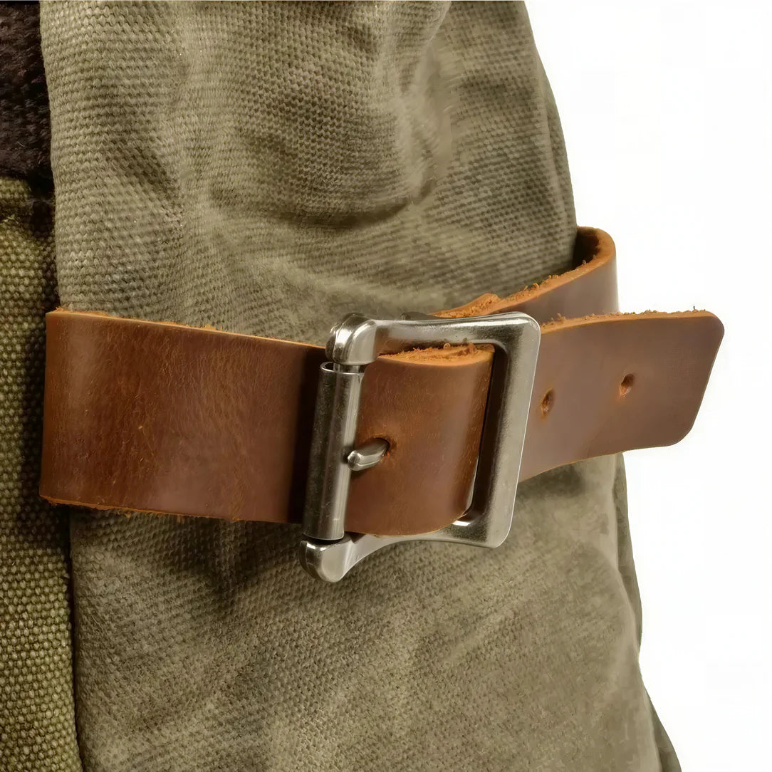 Sangle en cuir marron avec boucle en argent sur un sac à dos Heritage old-school