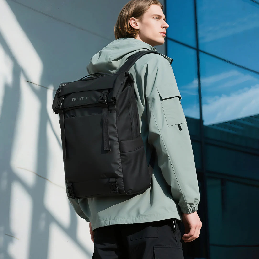 Jeune homme portant un sac à dos roll top PC 15 pouces Tigernu ZX et veste vert clair