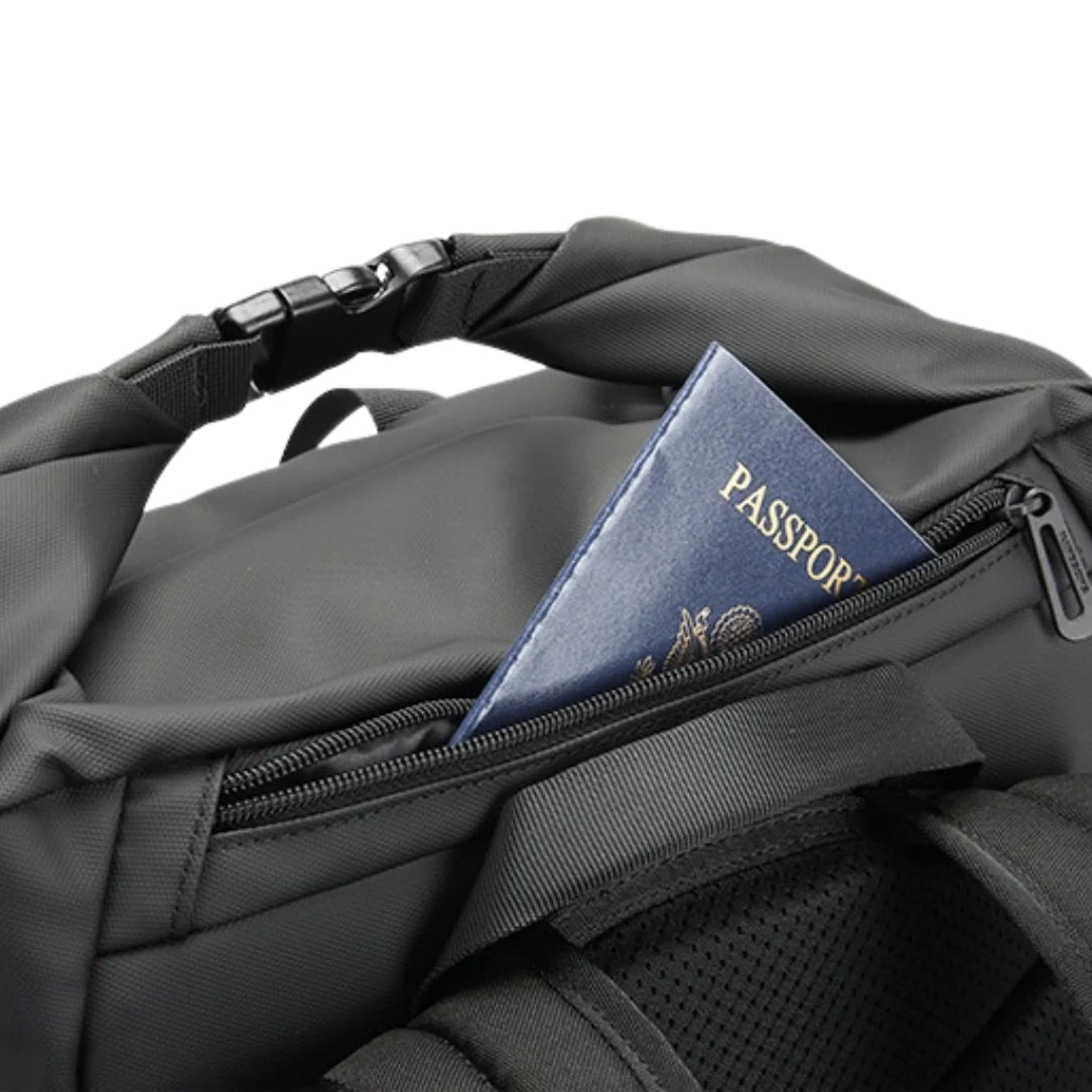 Sac à dos roll top urbain Polaris noir avec passeport dans la poche extérieure zippée