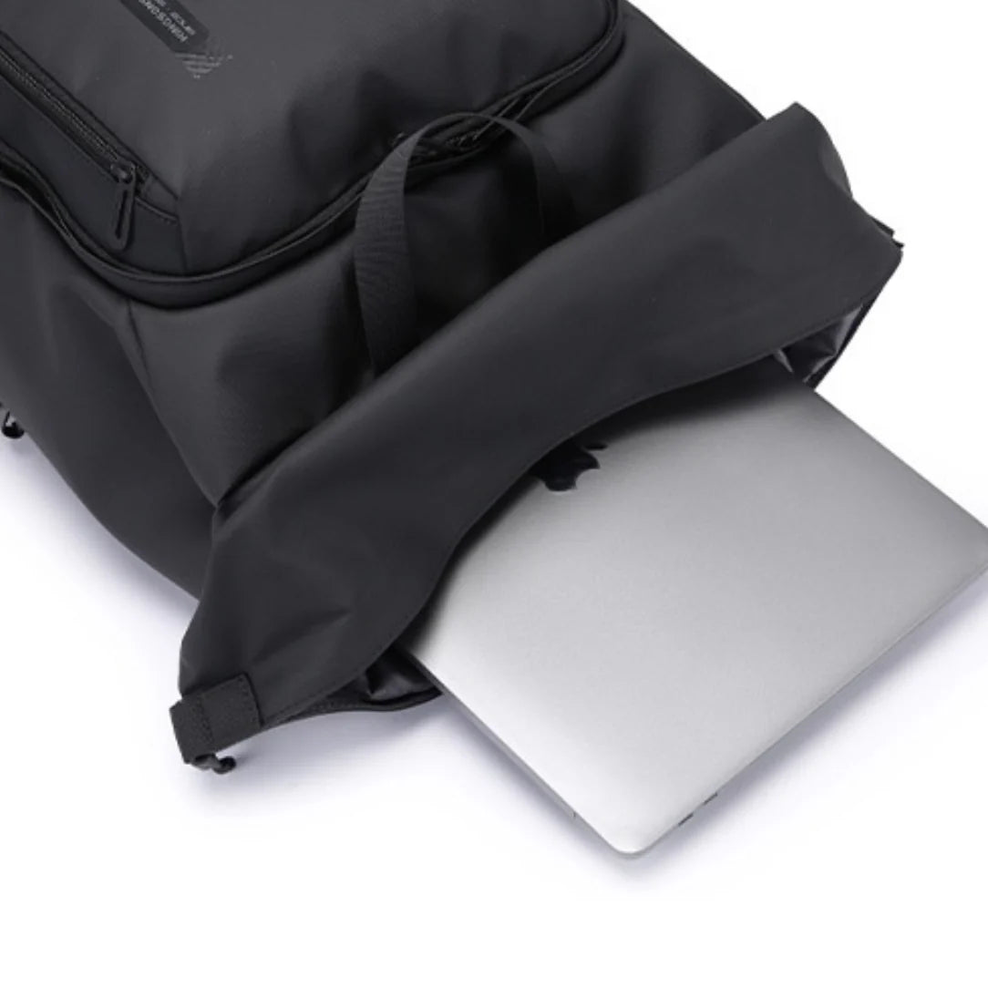 Sac à dos roll top urbain Polaris avec ordinateur portable argenté partiellement inséré