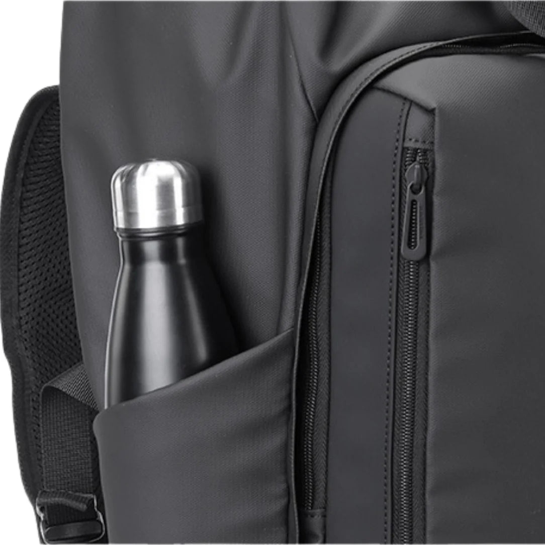 Sac à dos roll top urbain Polaris gris foncé avec bouteille d’eau dans la poche latérale