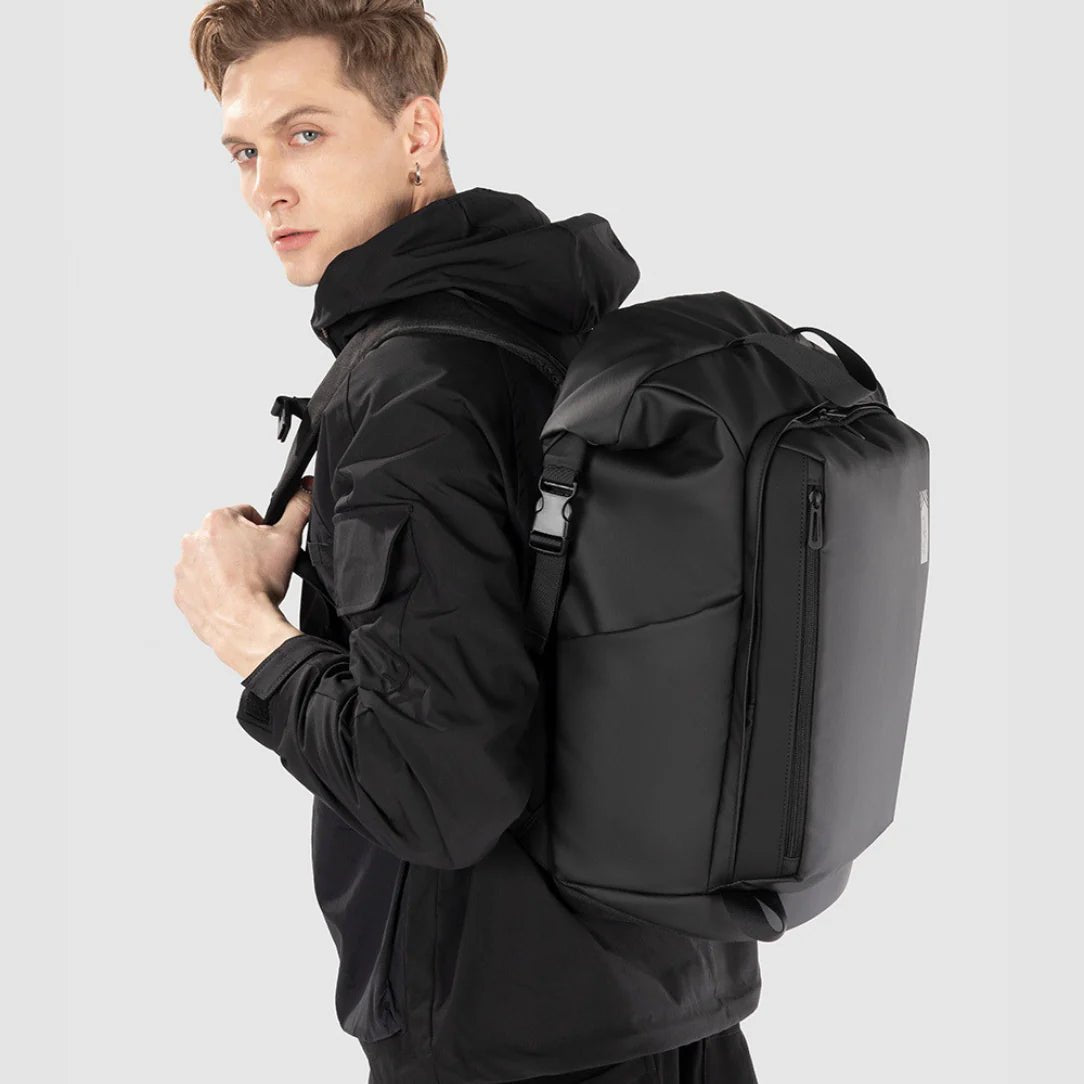 Sac à dos roll top urbain Polaris noir avec fermeture roll-top et poche latérale