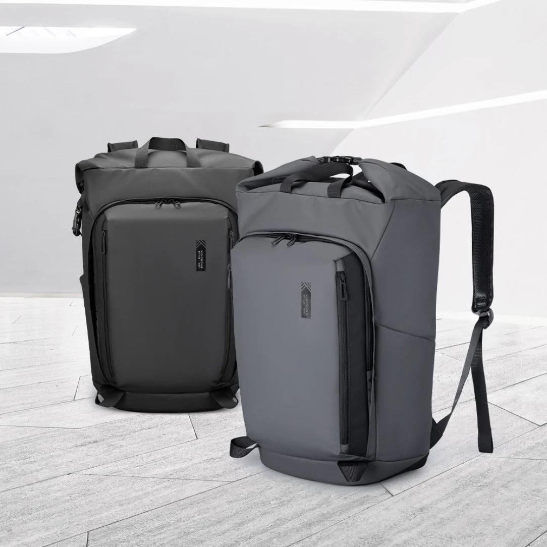 Deux sacs à dos urbains modernes de couleur foncée avec plusieurs compartiments