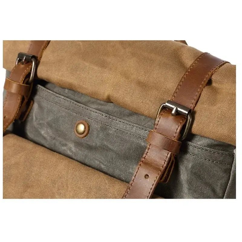 Sac à dos vintage en toile marron avec poche grise, sangles en cuir et boucles en métal