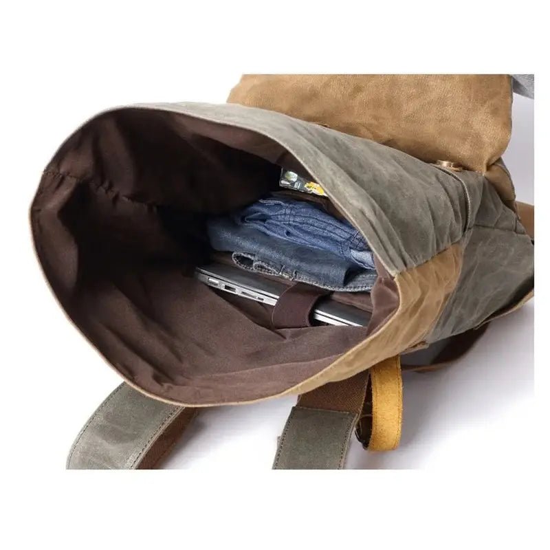 Sac à dos vintage roll top vert olive et marron avec ordinateur et vêtements à l’intérieur