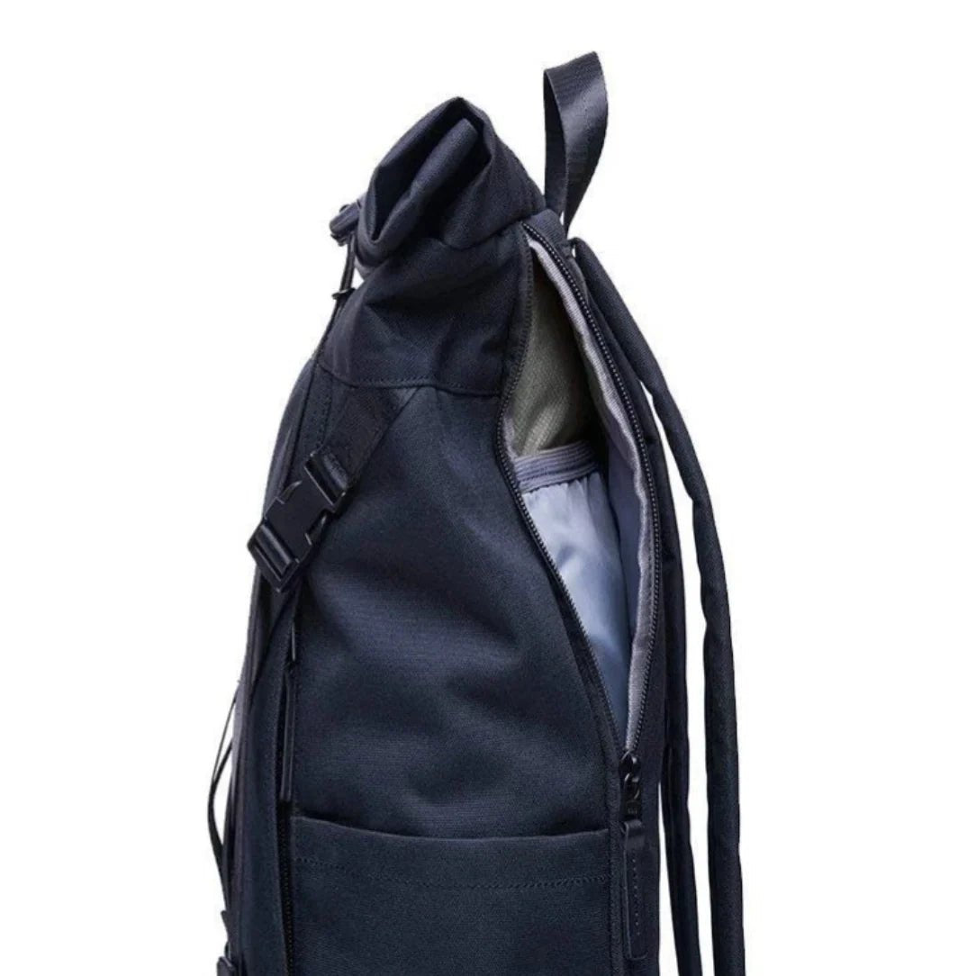 Sac à dos rolltop Caellum bleu foncé avec poche latérale zippée ouverte