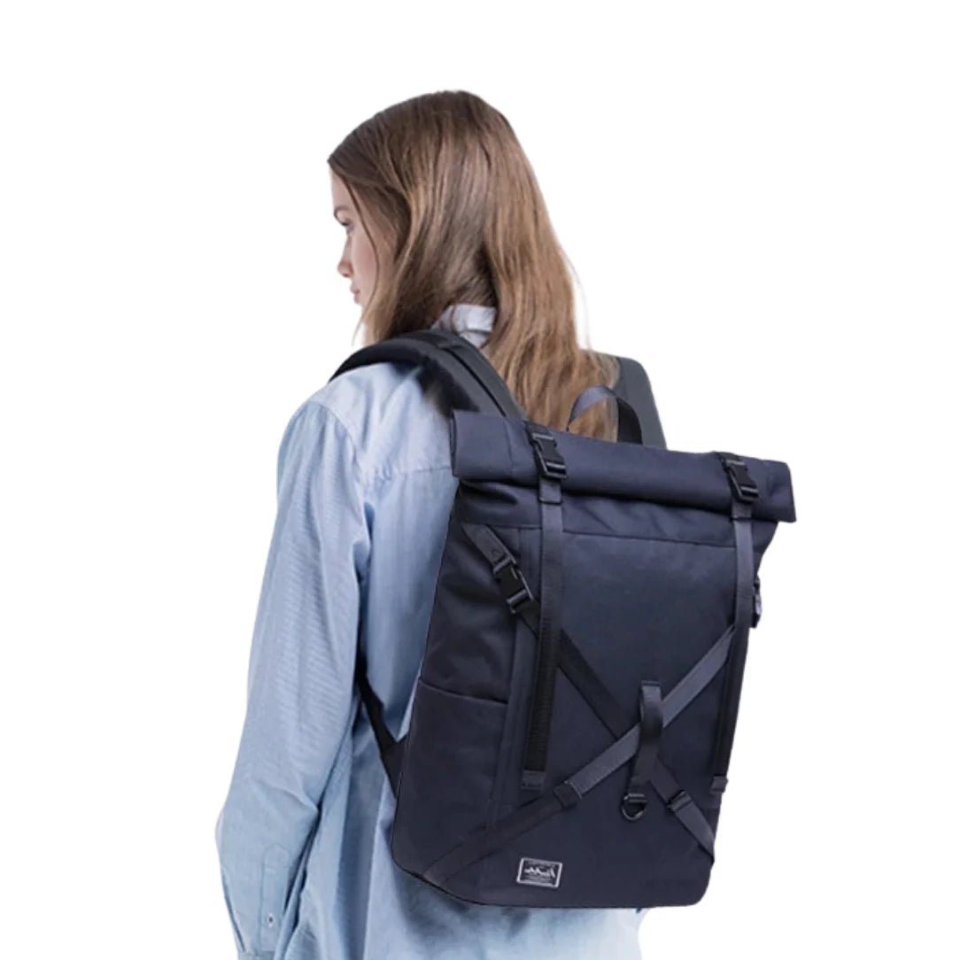 Sac à dos rolltop Caellum en bleu marine foncé avec bretelles réglables et boucles