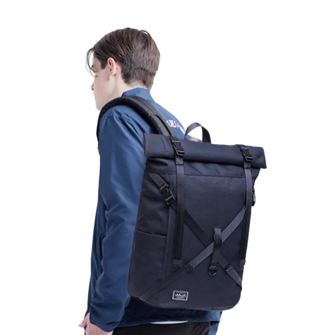 Sac à dos rolltop Caellum bleu foncé avec plusieurs sangles et boucles