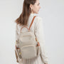 Sac à dos Sable d’aube avec beige, cuir marron et ferrures dorées