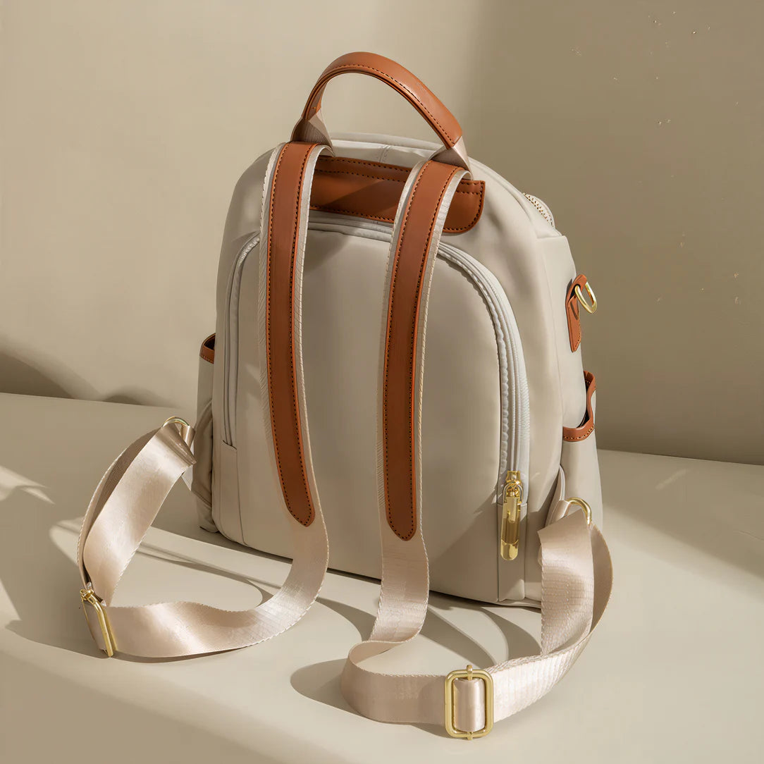 Sac à dos Sable d’aube en beige avec accents marron et ferrures dorées