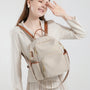 Sac à dos Sable d’aube en beige avec accents en cuir marron et ferrures dorées