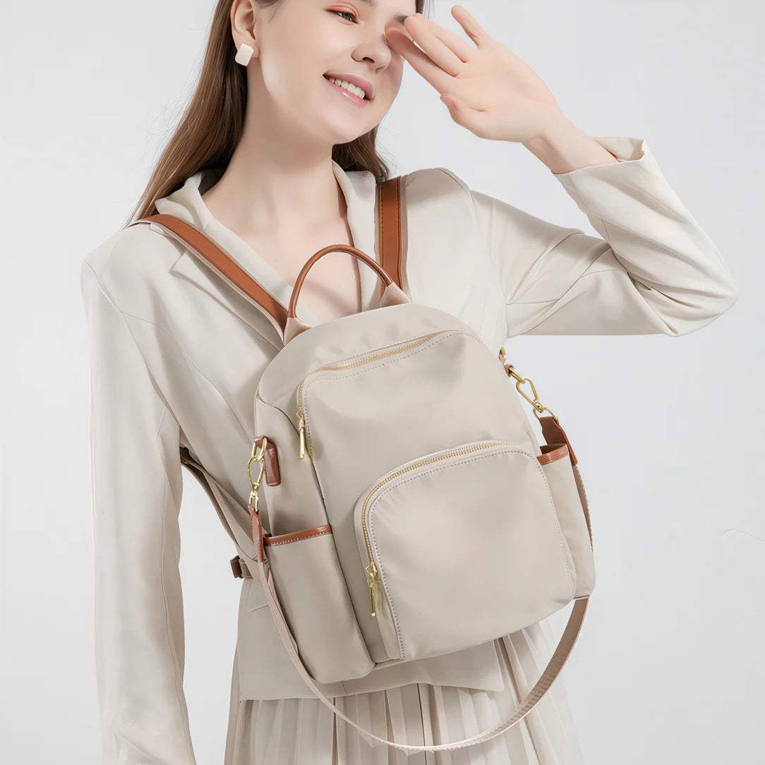Sac à dos Sable d’aube en beige avec accents en cuir marron et ferrures dorées