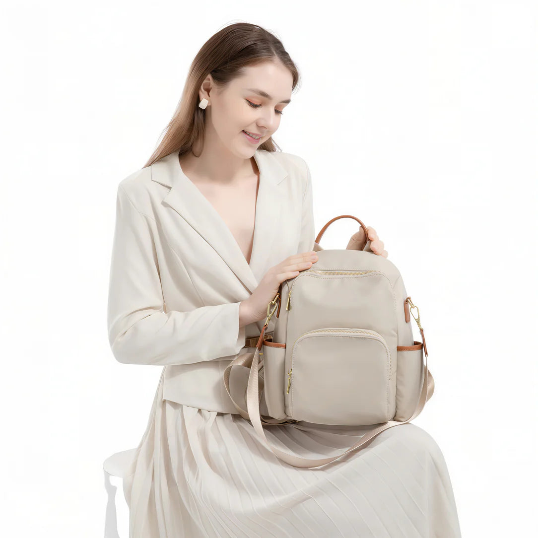 Sac à dos Sable d’aube en cuir beige avec accents marron et bandoulière ajustable