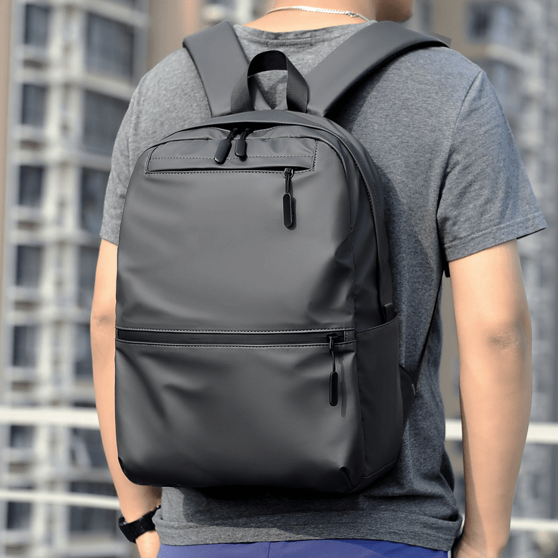 Sac à dos scolaire casual noir avec plusieurs compartiments zippés et poches latérales