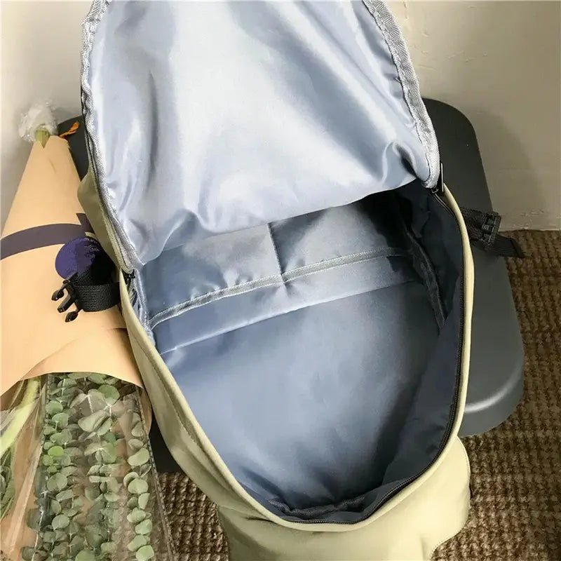Sac à dos scolaire vert clair ouvert avec doublure intérieure bleu clair