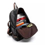Sac à dos simili cuir homme sombre avec compartiment principal ouvert et poche avant montrant livres, portefeuille et téléphone