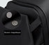 Détail d’un sac à dos solide noir avec fermeture magnétique à pression