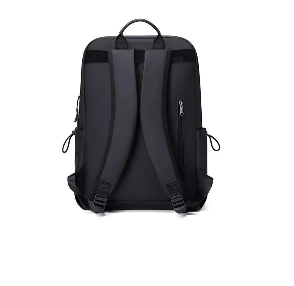 Sac à dos solide noir avec bretelles rembourrées et plusieurs poches zippées