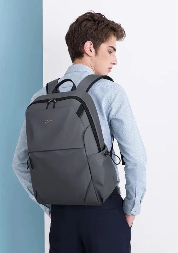 Sac à dos solide en tissu gris foncé avec bretelles et zippers noirs