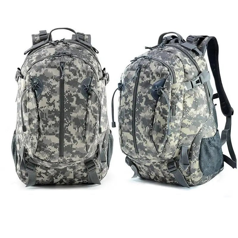 Sac à dos style militaire avec camouflage numérique, idéal pour l’aventure et la randonnée