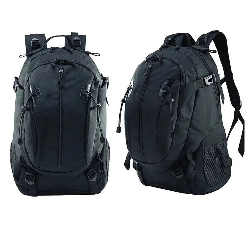 Deux sacs à dos style militaire noirs, vue frontale et latérale, pour randonnée