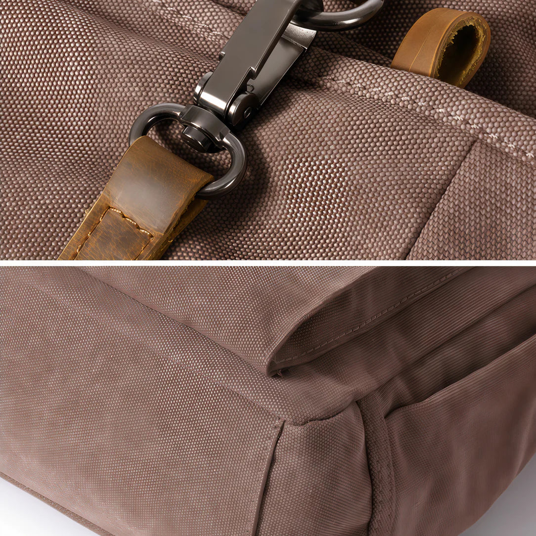 Photo d’un sac à dos vintage en toile marron avec accents en cuir et fermoir en métal