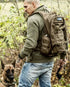 Homme en sweat à capuche et jeans avec sac à dos tactique militaire 35L 600D et chien
