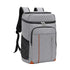 Sac à dos thermique gris isolé avec poches multiples et accents orange