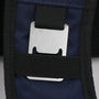 Ouvre-bouteille métallique intégré dans une sangle noire sur tissu bleu marine pour Sac à dos thermique de picnic grand format 28L