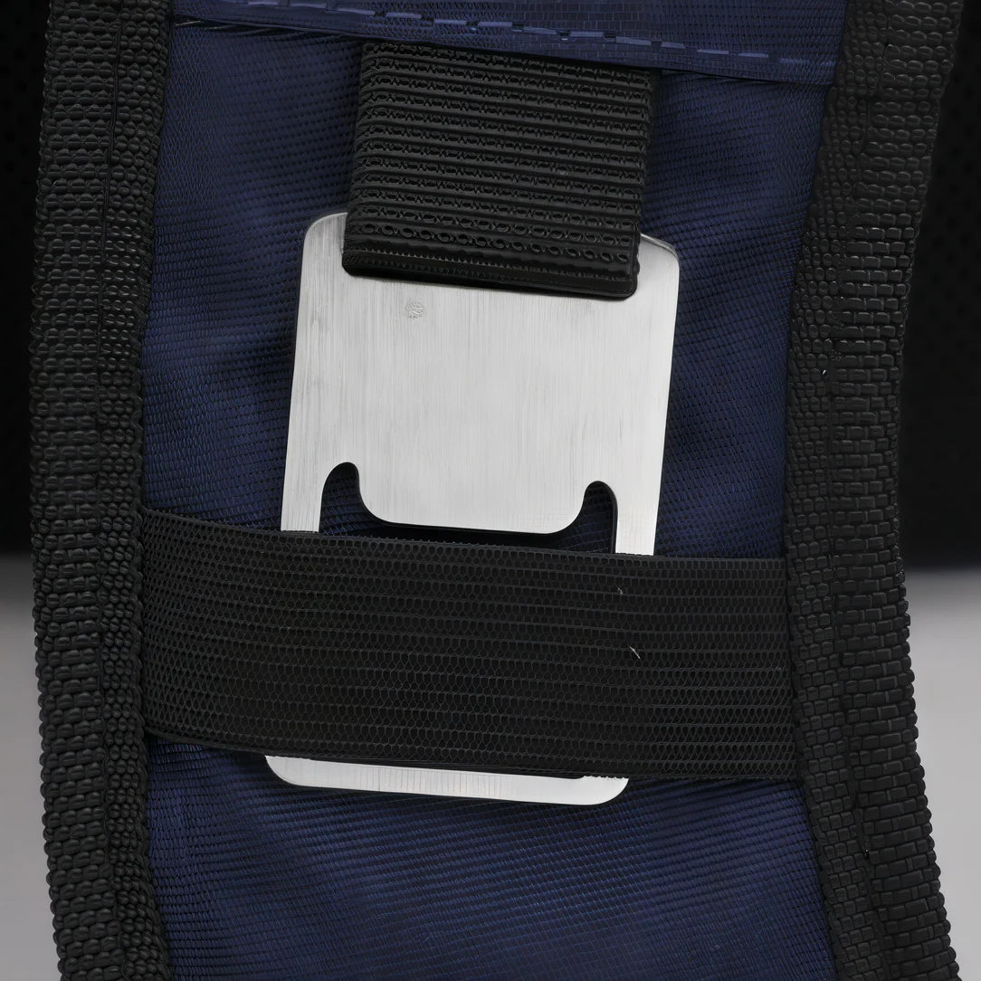 Ouvre-bouteille métallique intégré dans une sangle noire sur tissu bleu marine pour Sac à dos thermique de picnic grand format 28L