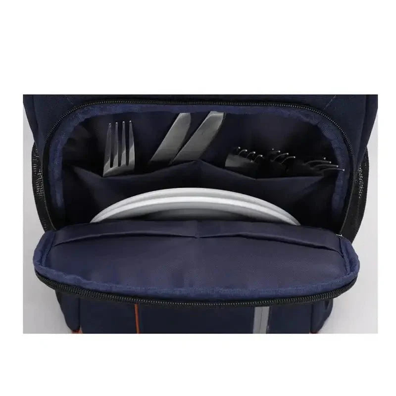 Sac à dos thermique avec sac de pique-nique ouvert, plates, fourchettes et couteaux