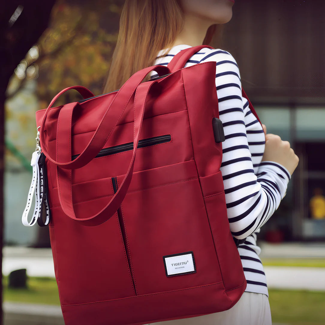 Sac à dos Tigernu Campus rouge avec accents noirs et étiquette blanche
