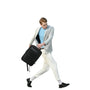 Homme en costume léger et chemise bleue portant un sac à dos NeoFlat X extensible