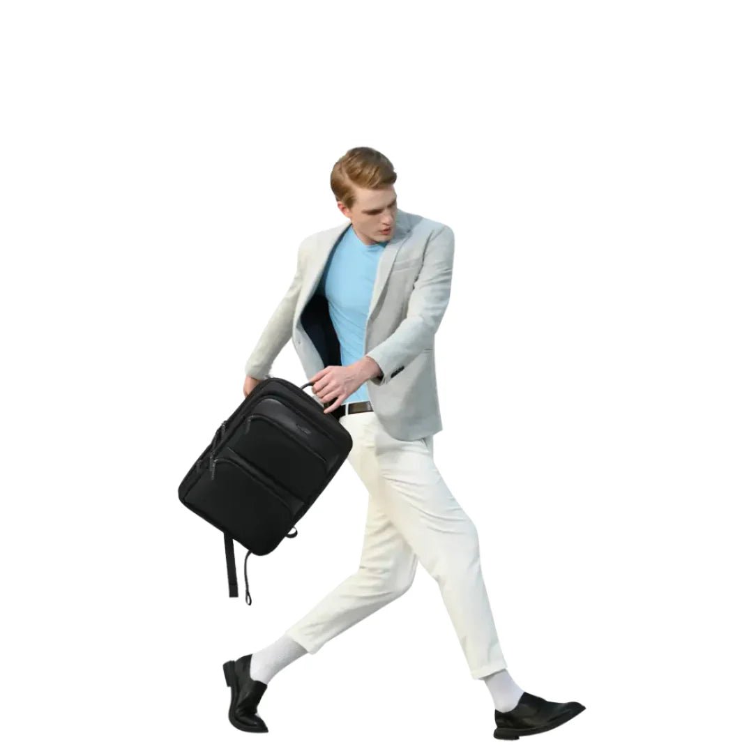 Homme en costume léger et chemise bleue portant un sac à dos NeoFlat X extensible