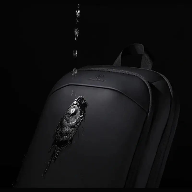 Sac à dos urbain femme imperméable noir avec de l’eau perlée sur la surface