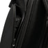 Sac à dos urbain pour ordinateur 15 pouces Andromède avec poche latérale partiellement ouverte contenant un objet cylindrique sombre