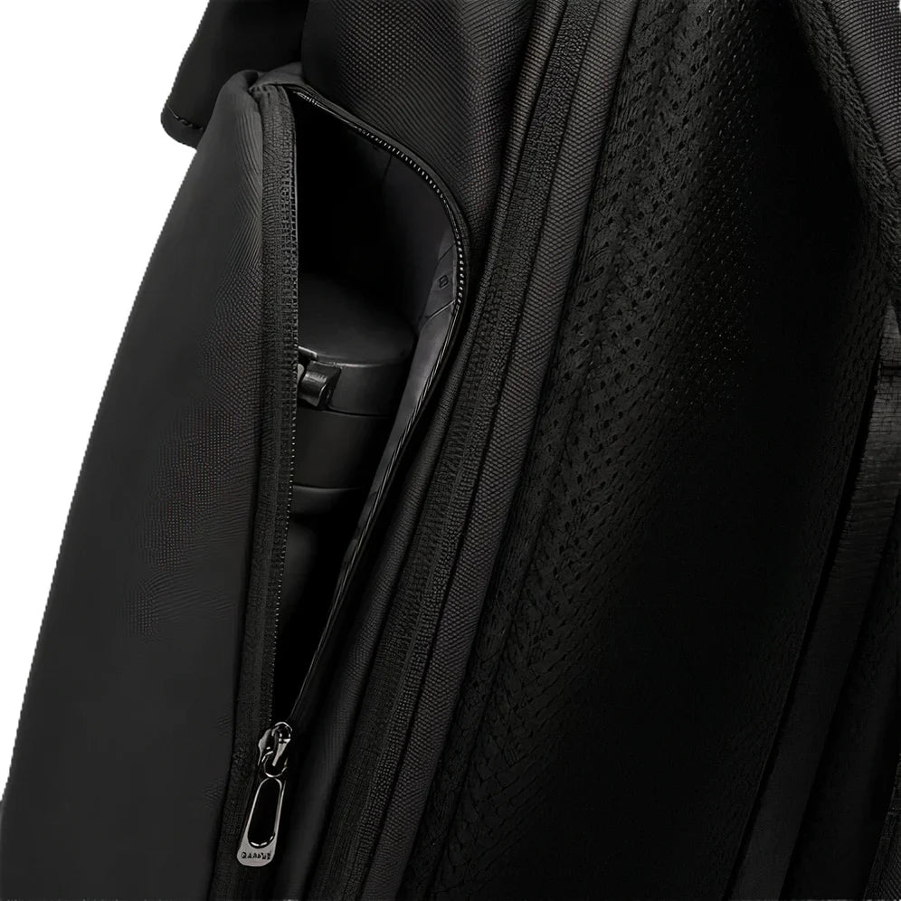 Sac à dos urbain pour ordinateur 15 pouces Andromède avec poche latérale partiellement ouverte contenant un objet cylindrique sombre