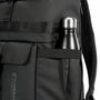 Sac à dos urbain roll top KingsRoll I avec bouteille d’eau dans la poche latérale